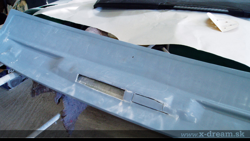 Montáž strešného krídla so vsadením prídavného brzdového svetla